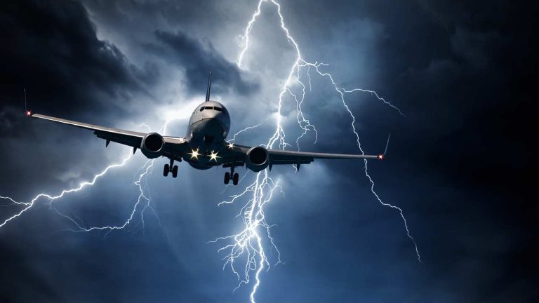 Lightning Strikes: ఆకాశంలో విమానంపై పిడుగు పడితే ఏమవుతుందో తెలుసా? ఆసక్తికర నిజాలు ఇవే!