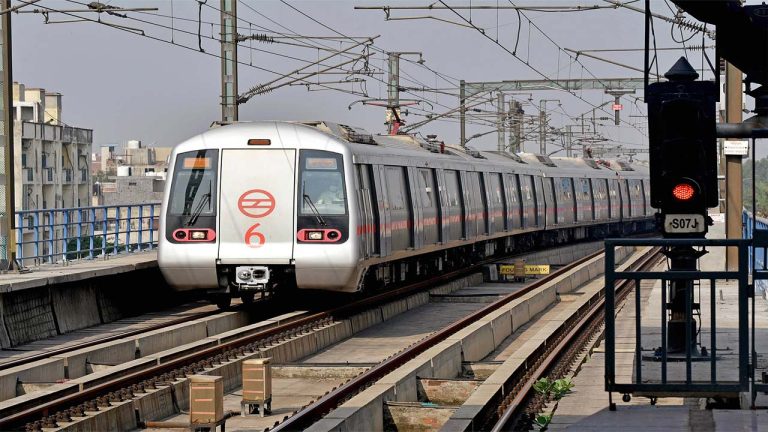 Delhi Metro: ఢిల్లీ మెట్రో స్టేషన్‌లో పేలుడు.. బెంబేలెత్తిపోయిన ప్రయాణికులు