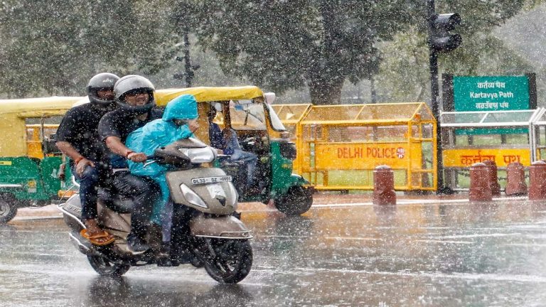 Delhi Rain: ఢిల్లీని ముంచెత్తిన భారీ వర్షం.. వాహనదారులకు ఇక్కట్లు