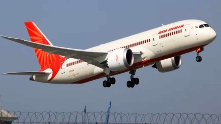 Flight Ticket Price Hike: విమాన టికెట్ ధరలకు రెక్కలు.. ఇంధన సర్‌ఛార్జ్‌ వడ్డింపు..