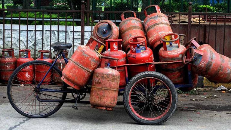 Gas Cylinder Robbery: గ్యాస్‌ సిలిండర్లతో డెలివరీ బాయ్‌ పరార్..