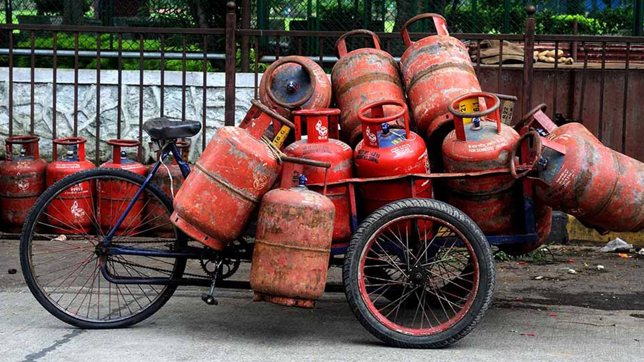 vizag gas cylinder otp scam delivery boy fraud 30 cylinders