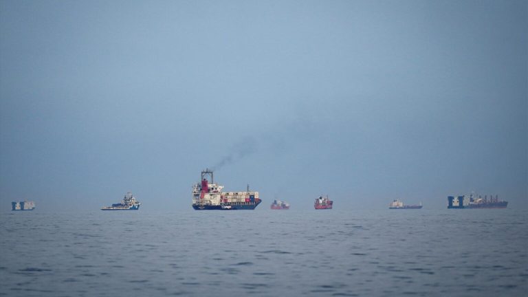 Iran: హర్మూజ్ జలసంధి నుంచి నౌకలు వెళ్లేందుకు గ్రీన్ సిగ్నల్ ఇచ్చిన ఇరాన్.. కానీ..