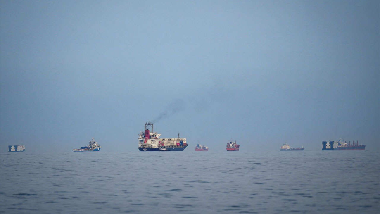 Iran: హర్మూజ్ జలసంధి నుంచి నౌకలు వెళ్లేందుకు గ్రీన్ సిగ్నల్ ఇచ్చిన ఇరాన్.. కానీ..