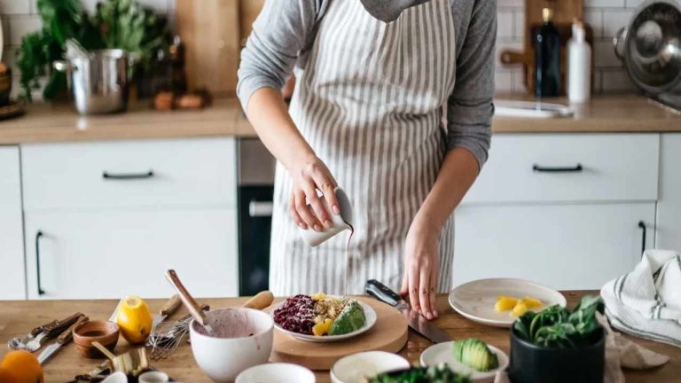 Kitchen Vastu Tips: కిచెన్ లో ఇలా చేస్తే ఆర్థిక ఇబ్బందులే..! శాస్త్రీయ కోణం కూడా ఉంది..