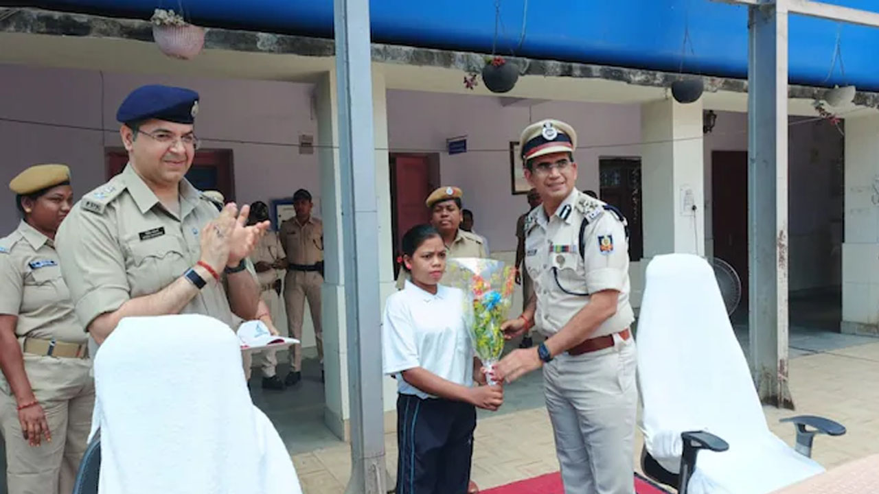 Mogdi Honhaga: “మావోయిస్టు క్యాంపులో నన్ను శారీరకంగా వేధించారు”.. లొంగిపోయిన 19 ఏళ్ల మహిళా నక్సలైట్ ఆవేదన..