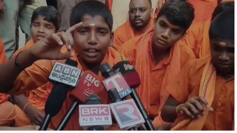 Metpally: హనుమాన్ మాలలో ఉన్న విద్యార్థులకు ప్రవేశం నిరాకరణ.. స్కూల్ వద్ద ఉద్రిక్తత..!