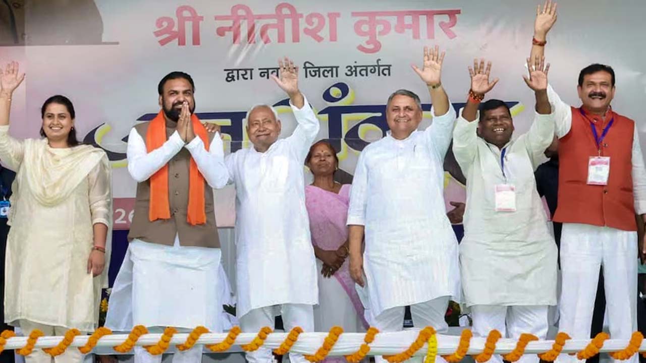 Nitish Kumar: బీహార్ కొత్త ముఖ్యమంత్రి పేరుపై నితీష్ కుమార్ సంకేతాలు!.. భగ్గుమంటున్న జేడీయూ నేతలు!