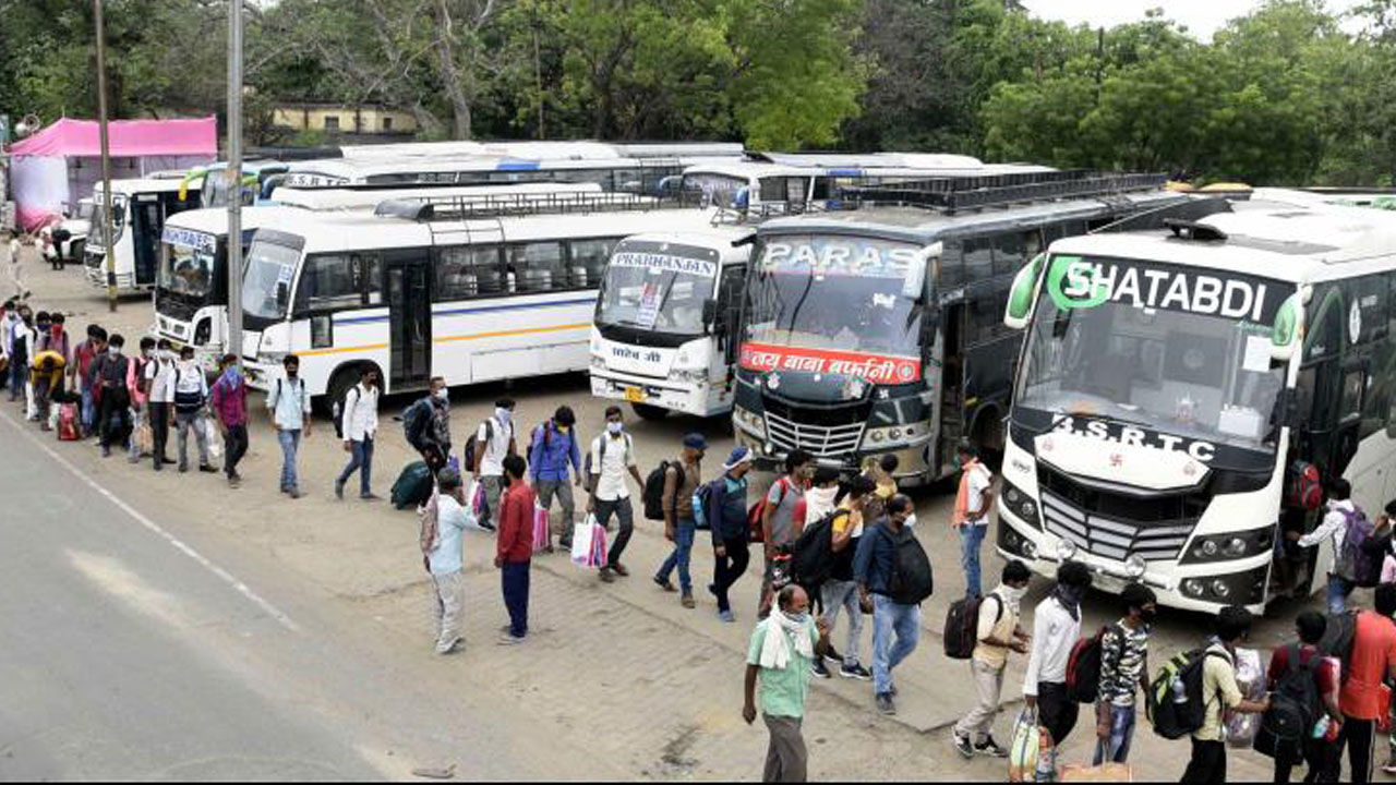 Travel Bus Charges: వరుస సెలవులు.. భారీగా పెరిగిన ట్రావెల్స్ బస్సుల ఛార్జీలు..!