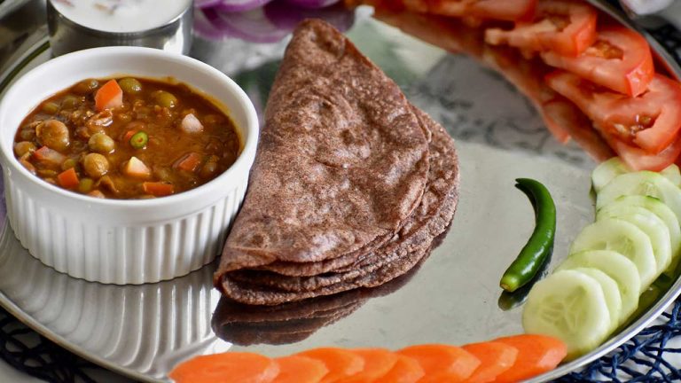 Ragi Chapati: షుగర్‌కు చెక్.. బరువు తగ్గడానికి బెస్ట్ మంత్రం.. ఈ స్టైల్‌లో రాగి చపాతీ తింటే ఫలితం పక్కా!