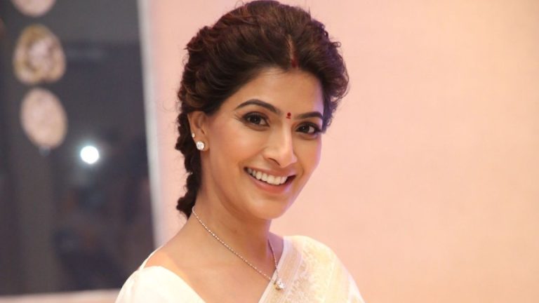 Varalaxmi:అబ్బాయిల చెడ్డీ కనిపిస్తే ఓకే.. అమ్మాయిల బ్రా స్ట్రాప్ కనిపిస్తే తప్పా?