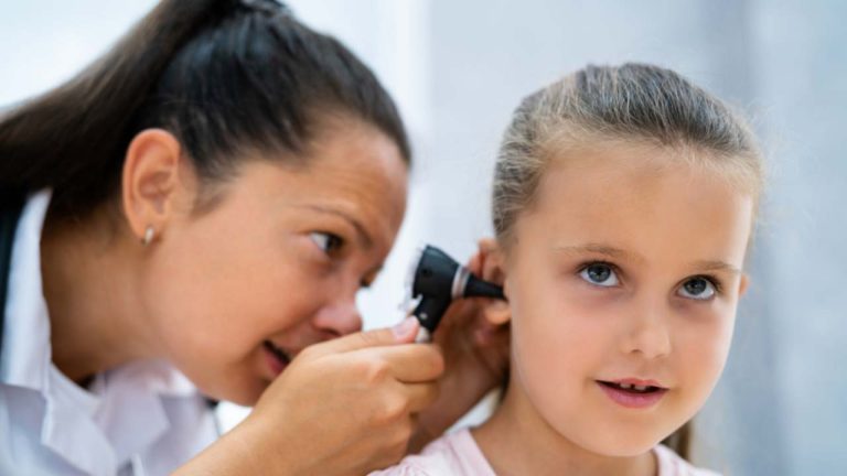 Ear Care Tips: మీ చెవుల ఆరోగ్యం మీ చేతుల్లోనే.. ఈ 4 తప్పులు అస్సలు చేయకండి.!