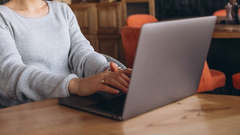 Freelance While Employed: ఓ కంపెనీలో జాబ్ చేస్తూ.. ఫ్రీలాన్స్‌గా పనిచేయడం చట్టవిరుద్ధమా? రూల్స్ ఏం చెబుతున్నాయి?