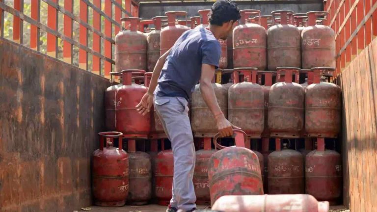 LPG BOOKINGS: వంటగ్యాస్‌‌ భయాలు.. రోజుకు అదనంగా 25 లక్షల సిలిండర్ల బుకింగ్స్..