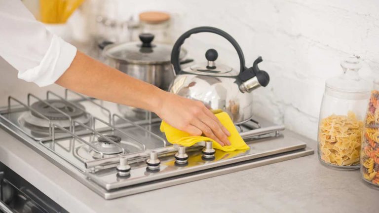 Kitchen Tips: పాత గ్యాస్ స్టౌ కొత్తదానిలా మెరవాలా? అయితే ఈ అద్భుతమైన క్లీనింగ్ చిట్కా మీ కోసమే!