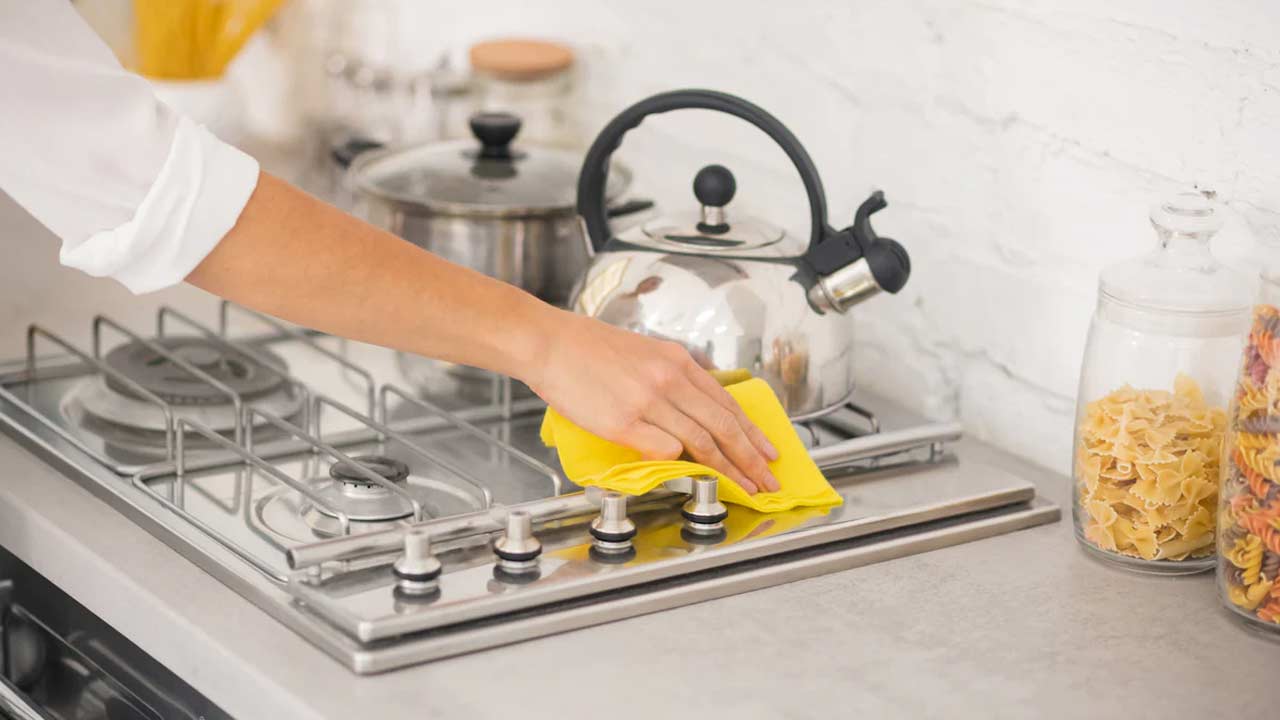 Kitchen Tips: పాత గ్యాస్ స్టౌ కొత్తదానిలా మెరవాలా? అయితే ఈ అద్భుతమైన క్లీనింగ్ చిట్కా మీ కోసమే!