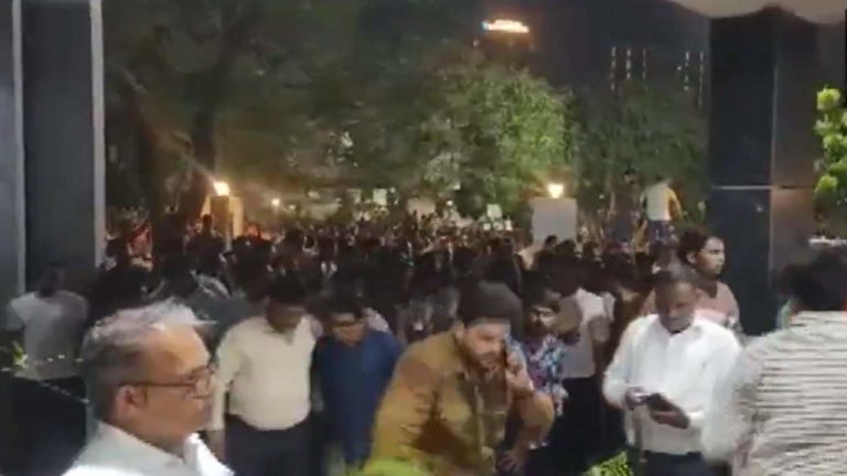 Gujarat: సూరత్‌లో బాలికపై లైంగిక వేధింపులు.. నిందితుడిని శిక్షించాలంటూ భారీ ఆందోళన