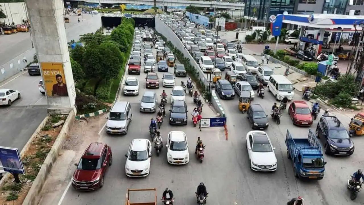 Hyderabad Traffic Alert: హైదరాబాద్ వాసులకు అలెర్ట్.. ఆ ప్రాంతంలో ట్రాఫిక్ ఆంక్షలు..!