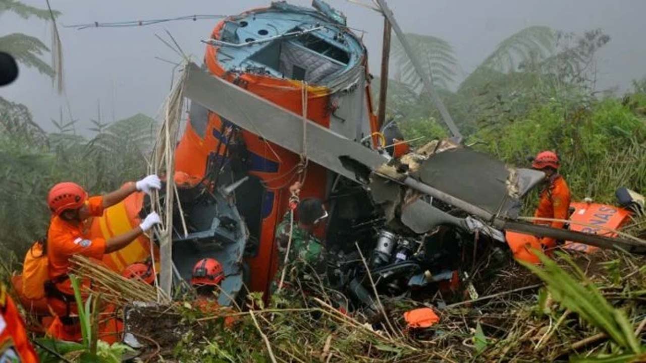 Helicopter Crash: ఇండోనేషియాలో కూలిన హెలికాప్టర్.. 8 మంది మృతి