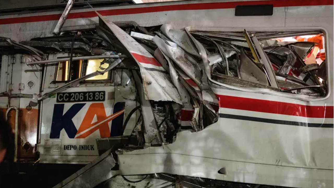indonesia train accident jakarta bekasi collision kills 4 injures dozens