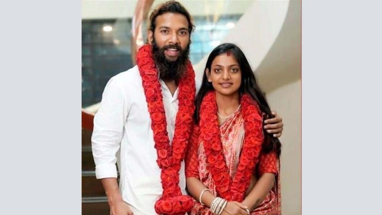 MonaLisa: మహాకుంభమేళ ‘వైరల్ గర్ల్’ మోనాలిసా ప్రేమ పెళ్లిలో కీలక మలుపు.. భర్త ఫర్మాన్ ఖాన్‌పై పోక్సో కేసు