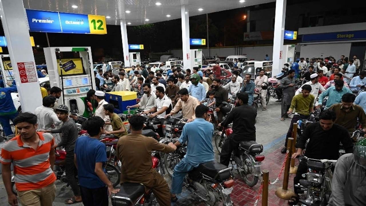 pakistan hikes fuel prices by 137 diesel up 184 amid iran us war