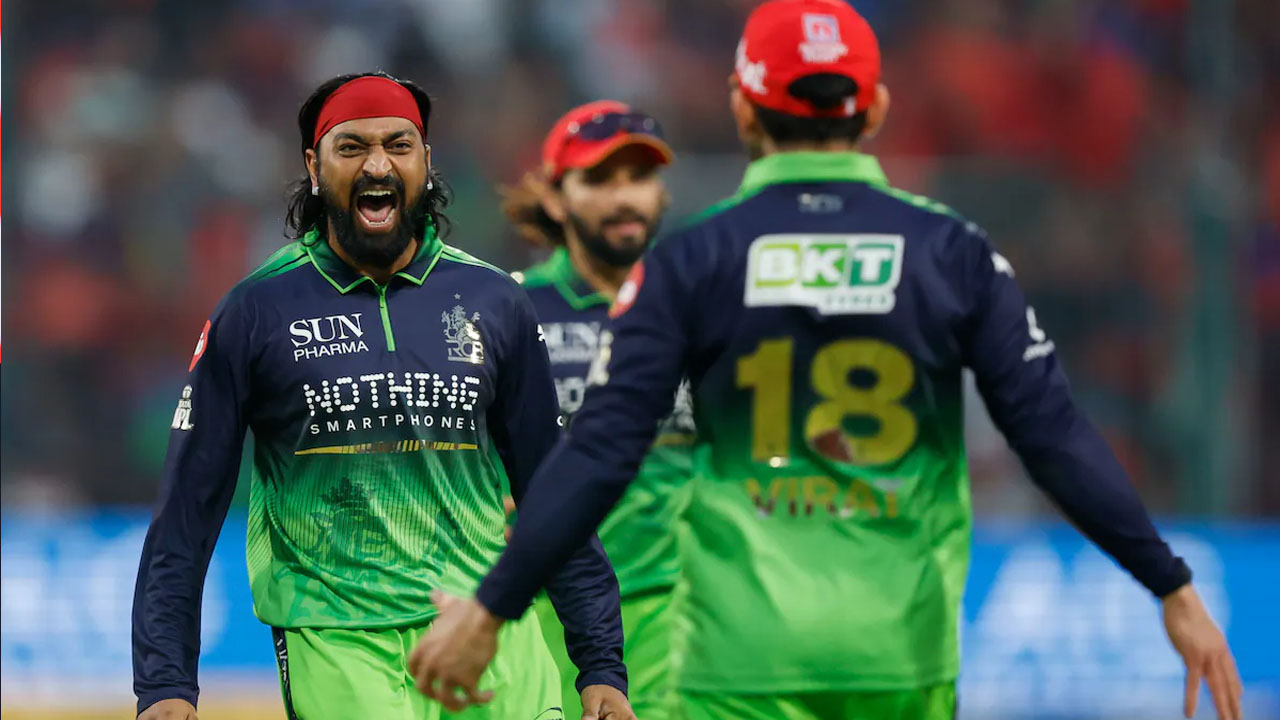 RCB vs DC: ఓటమిలోనూ చరిత్ర సృష్టించిన ఆర్సీబీ.. ఐపీఎల్‌లోనే తొలి టీమ్‌గా నయా హిస్టరీ..