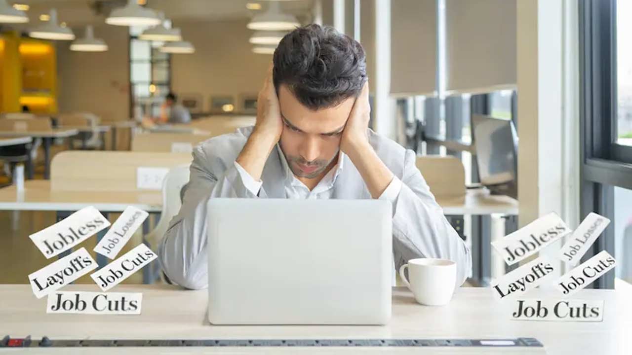 Tech Layoffs 2026: మీరు ఐటీ ఉద్యోగులా? అయితే ఈ రిపోర్ట్ చదవాల్సిందే.. 5 ఏళ్లలో 10 లక్షల మంది ఇంటికి!