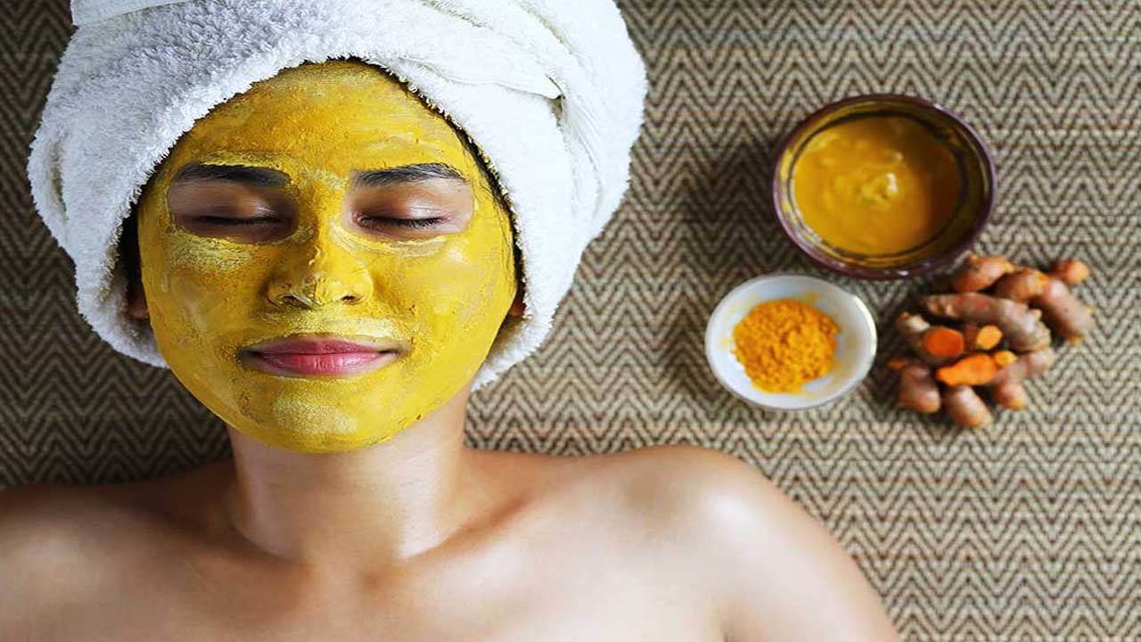 Turmeric Face Mask: బ్యూటీ పార్లర్ వెళ్లక్కర్లేదు.. మెరిసే చర్మం కోసం మీ ఇంట్లోనే సింపుల్‌గా ఇలా చేయండి!
