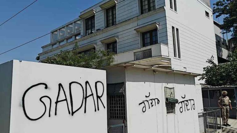 AAP Crisis: ‘‘పంజాబ్ ద్రోహి’’ అంటూ హర్భజన్ సింగ్ ఇంటిపై ఆప్ దాడి…