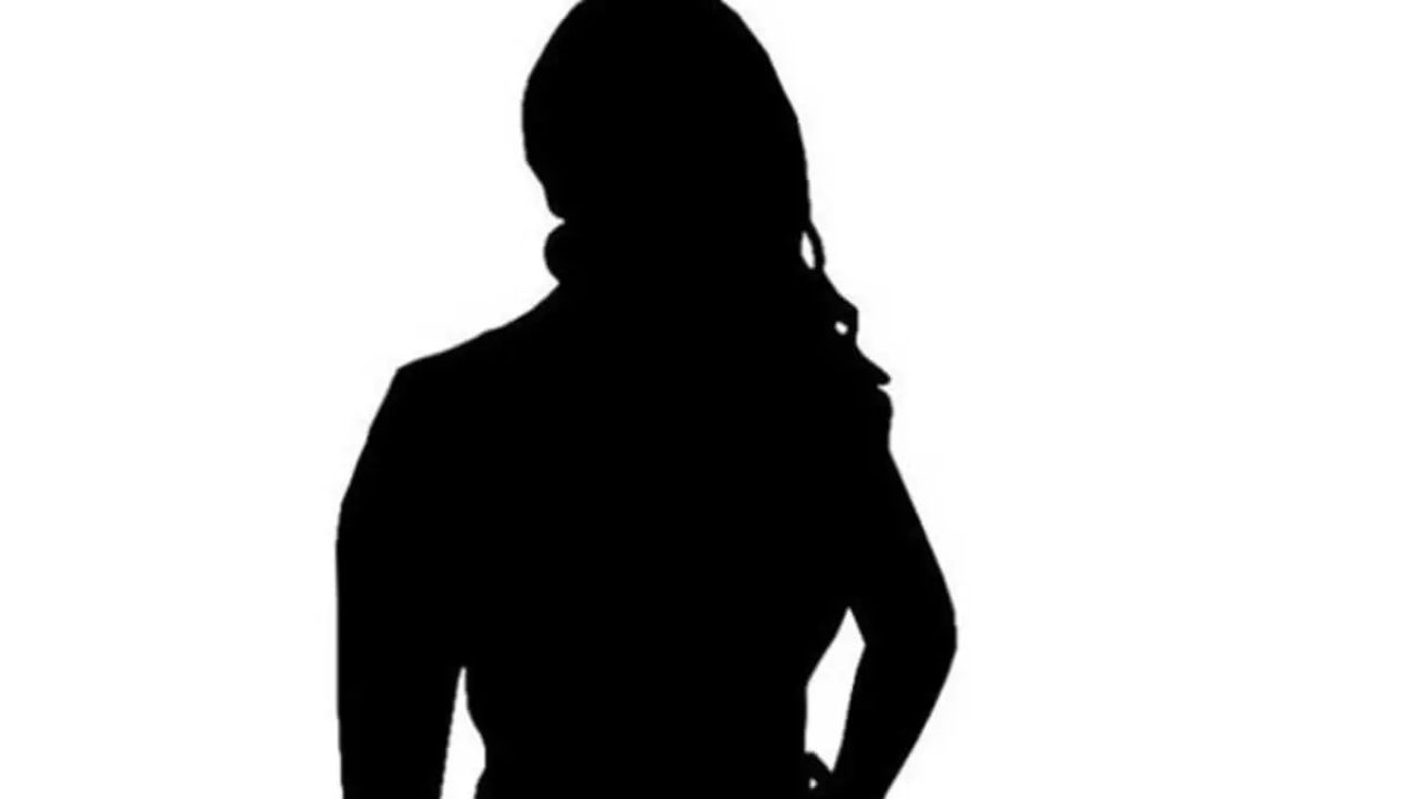 star heroine father demands money over awards tollywood gossip