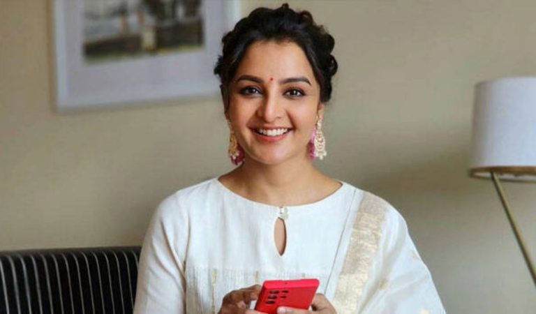 Lip Kiss Incident : స్టార్ హీరోయిన్‌కు పబ్లిక్ వేదికపై బలవంతంగా ముద్దు పెట్టిన అభిమాని