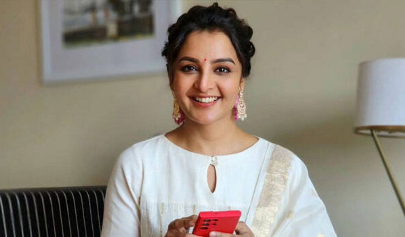 manju warrier forced kiss incident fans over enthusiasm at palakkad event