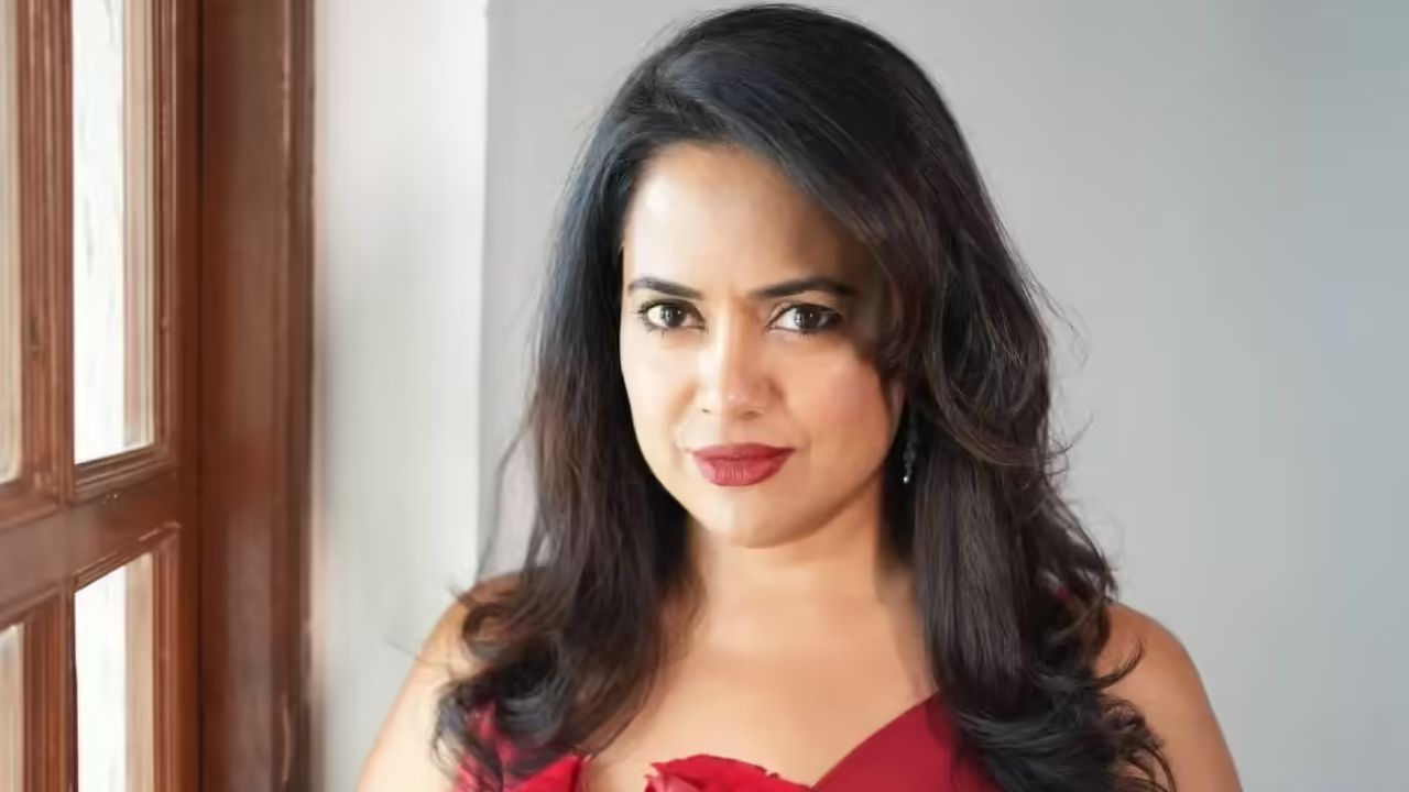 actress sameera reddy comments on bollywood airport look and luxury brand pressure