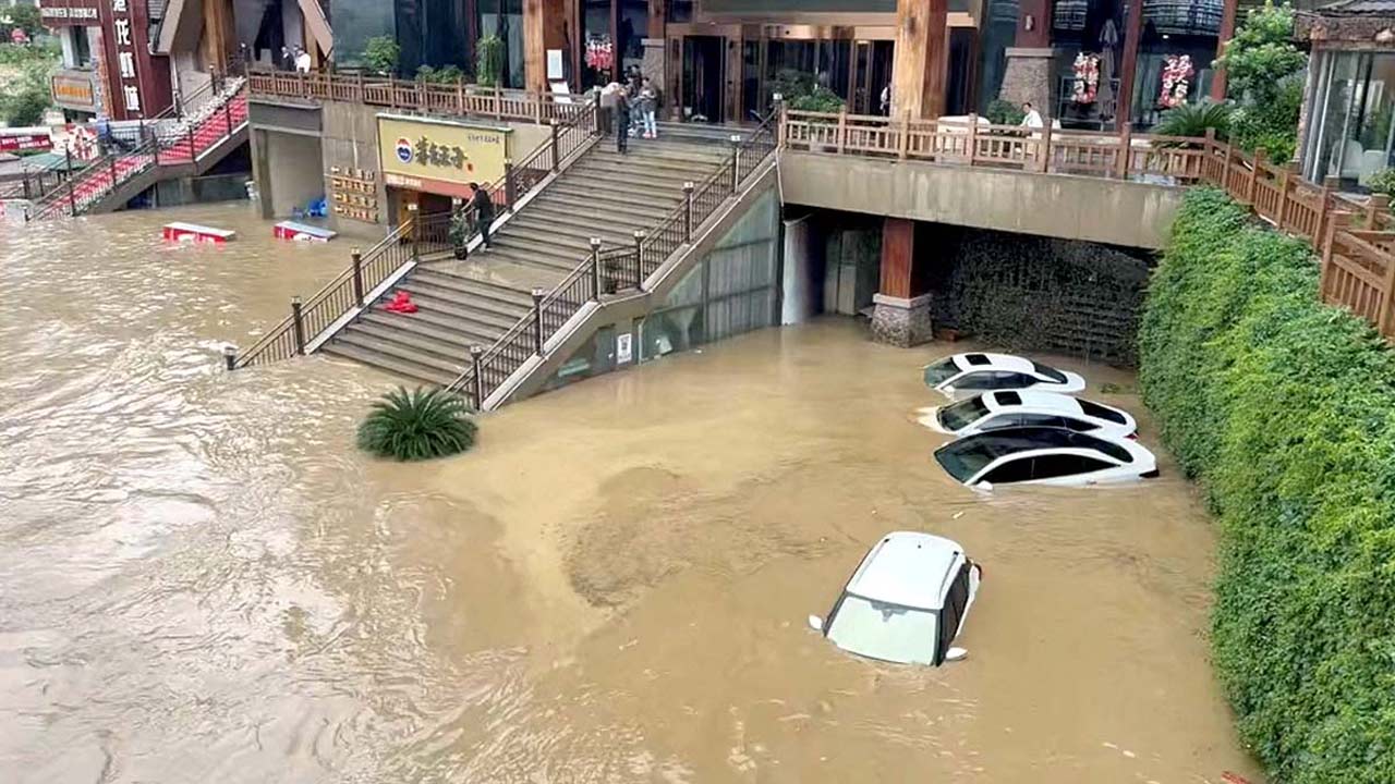 china floods heavy rains kill 22 thousands evacuated amid severe weather