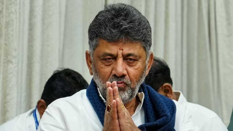 DK Shivakumar: గవర్నర్‌ను కలిసిన డీకే.శివకుమార్.. ప్రమాణస్వీకారం ఎప్పుడంటే..!