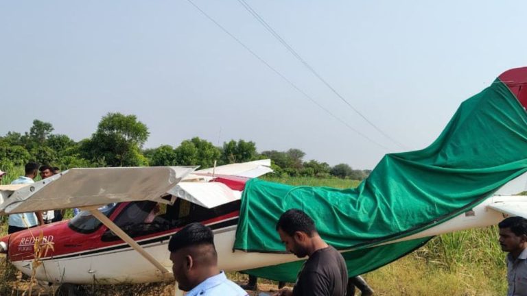 Emergency Landing: పొలంలో శిక్షణా విమానం అత్యవసరంగా ల్యాండ్..!