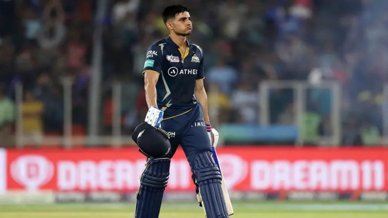 RCB Vs GT: నిప్పలు చెరుగుతున్న బెంగళూరు బౌలర్లు.. పెవిలియన్‌కు చేరిన ఓపెనర్స్..