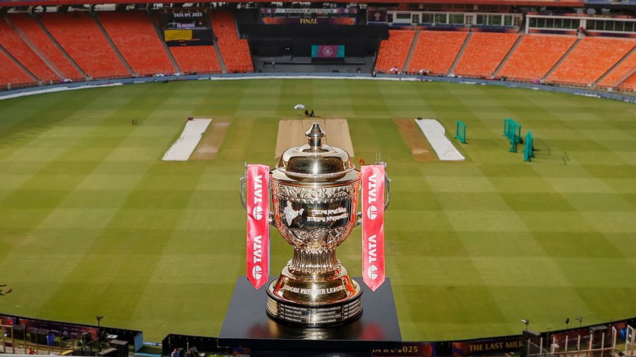 ipl 2026 fans unhappy with flat pitches bowlers struggling in high scoring matches