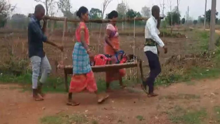 Kalahandi Issues: డిజిటల్ ఇండియాలో ‘మంచమే’ అంబులెన్స్.. గర్భిణిని కిలోమీటరు మోసుకెళ్లిన గ్రామస్థులు!