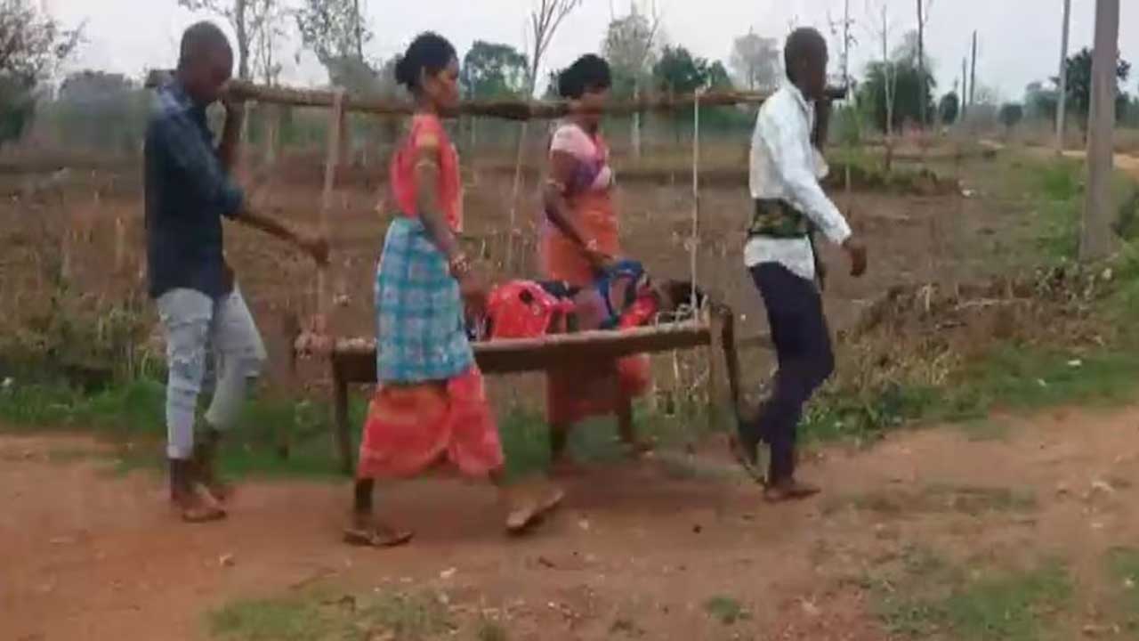 Kalahandi Issues: డిజిటల్ ఇండియాలో ‘మంచమే’ అంబులెన్స్.. గర్భిణిని కిలోమీటరు మోసుకెళ్లిన గ్రామస్థులు!