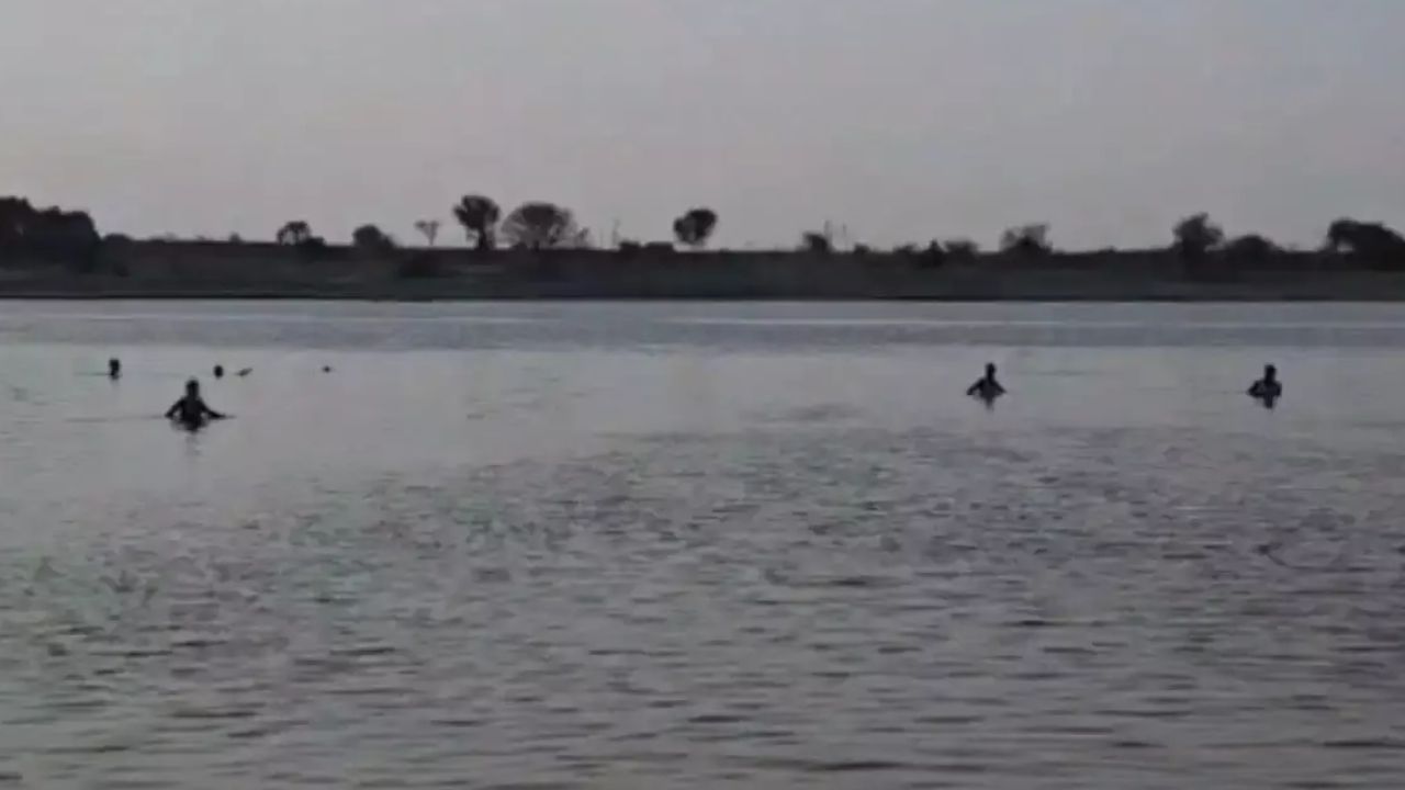 mantralayam tragedy four bodies recovered search continues for one missing in tungabhadra river