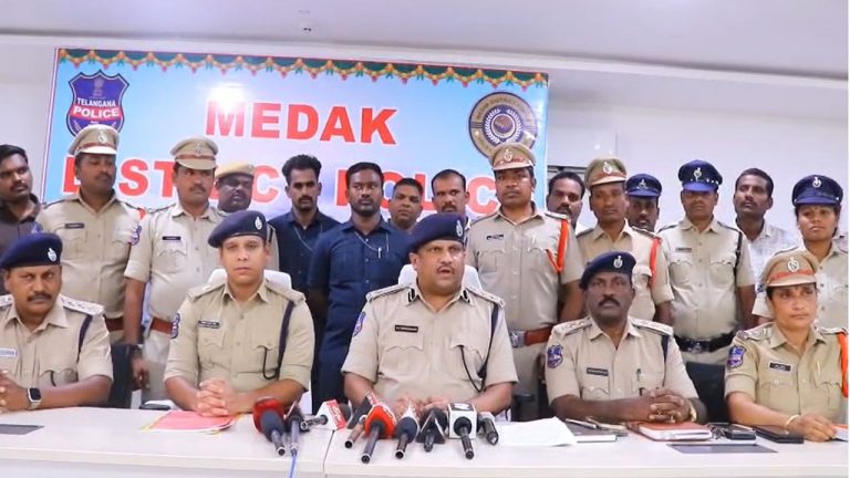 Robbery: భారీ దోపిడీ కేసు ఛేదించిన పోలీసులు.. కిలో బంగారం, వెండి స్వాధీనం.. ఒకే కుటుంబంలో నలుగురు దొంగలు..
