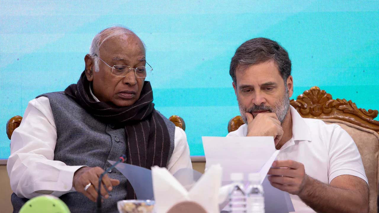 Keralam: కేరళం సీఎం ఎంపికపై తర్జనభర్జన.. నిర్ణయం రేపటికి వాయిదా