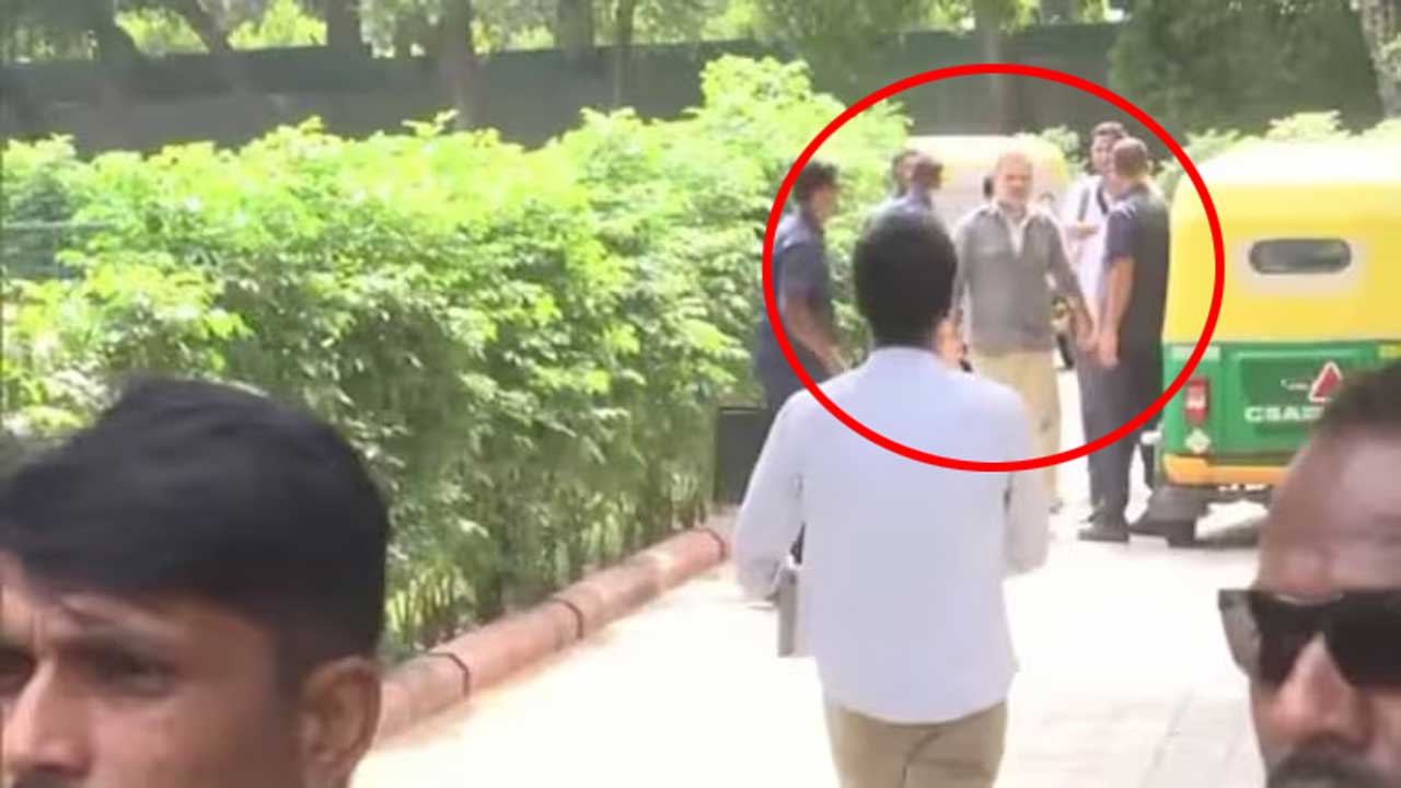 rahul gandhi auto driver uniform delhi parliament promise