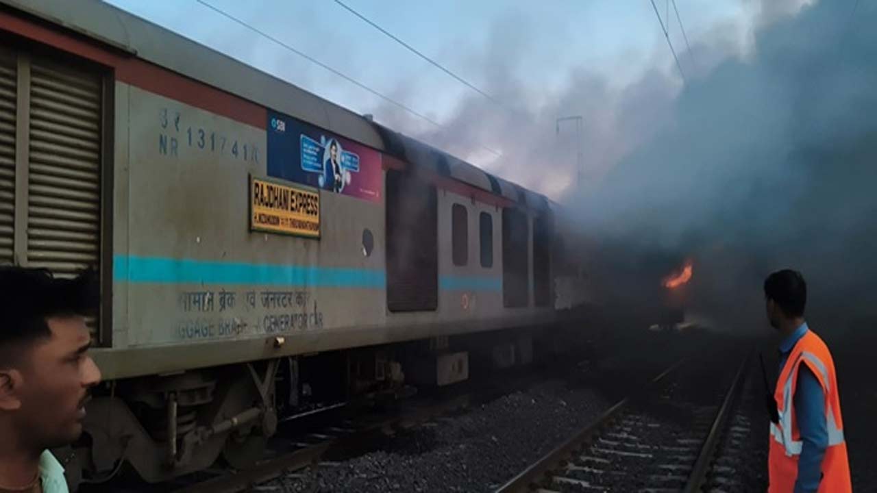 fire breaks out in two coaches of delhi nizamuddin bound rajdhani express 12431