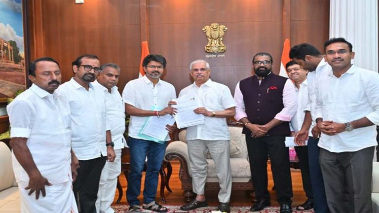 Tamil Nadu: గవర్నర్‌ను కలిసిన విజయ్.. ఎమ్మెల్యేల మద్దతు లేఖ అందజేత