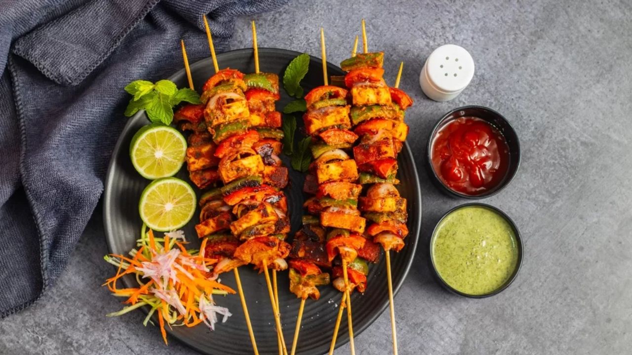 easy restaurant style tawa paneer tikka recipe at home with special green chutney recipe