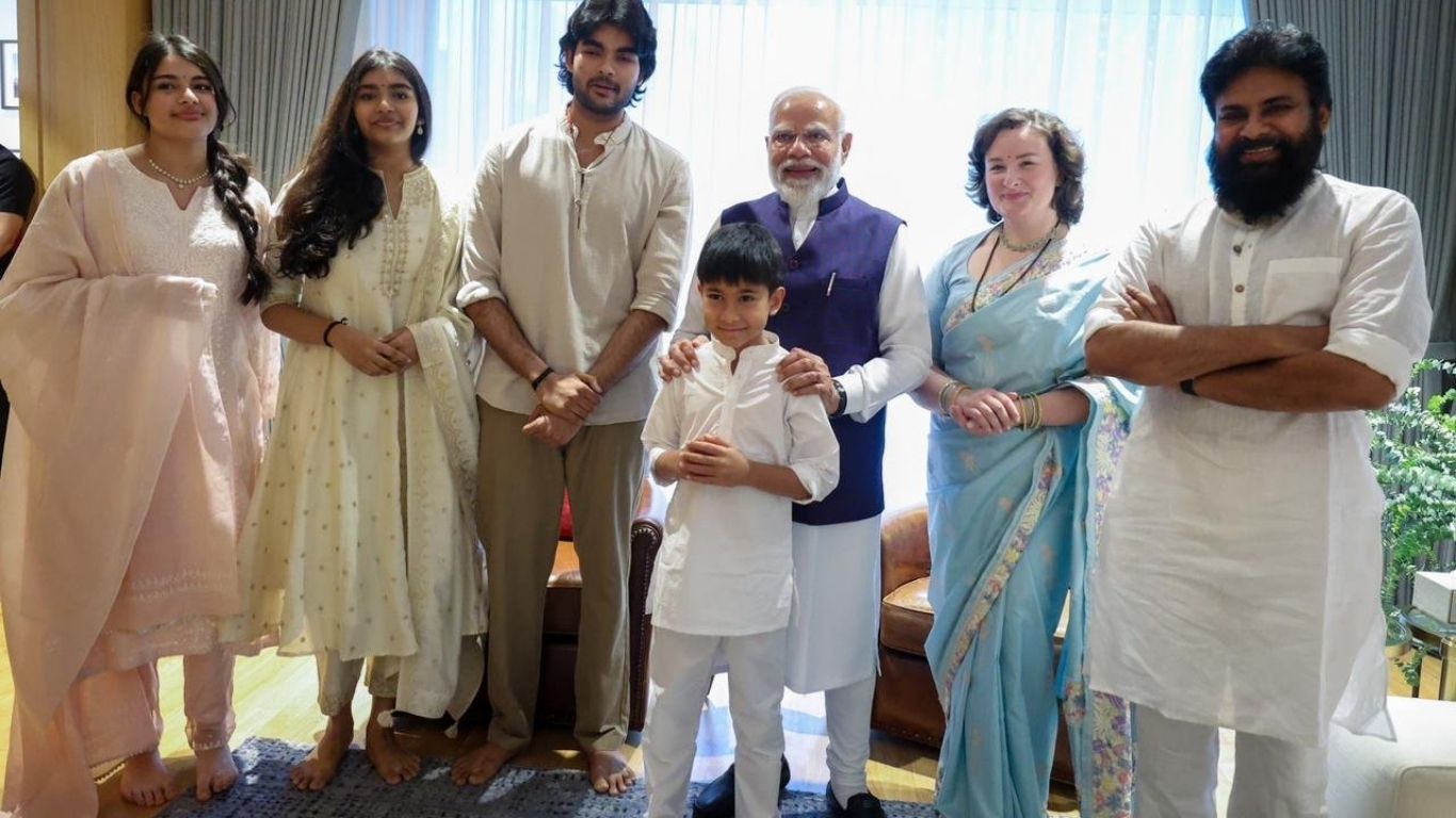 PM Modi: పవన్ ఇంటికి ప్రధాని మోడీ.. సోషల్ మీడియాలో ఫ్యామిలీ పిక్ వైరల్! ఫోటో చూశారా..
