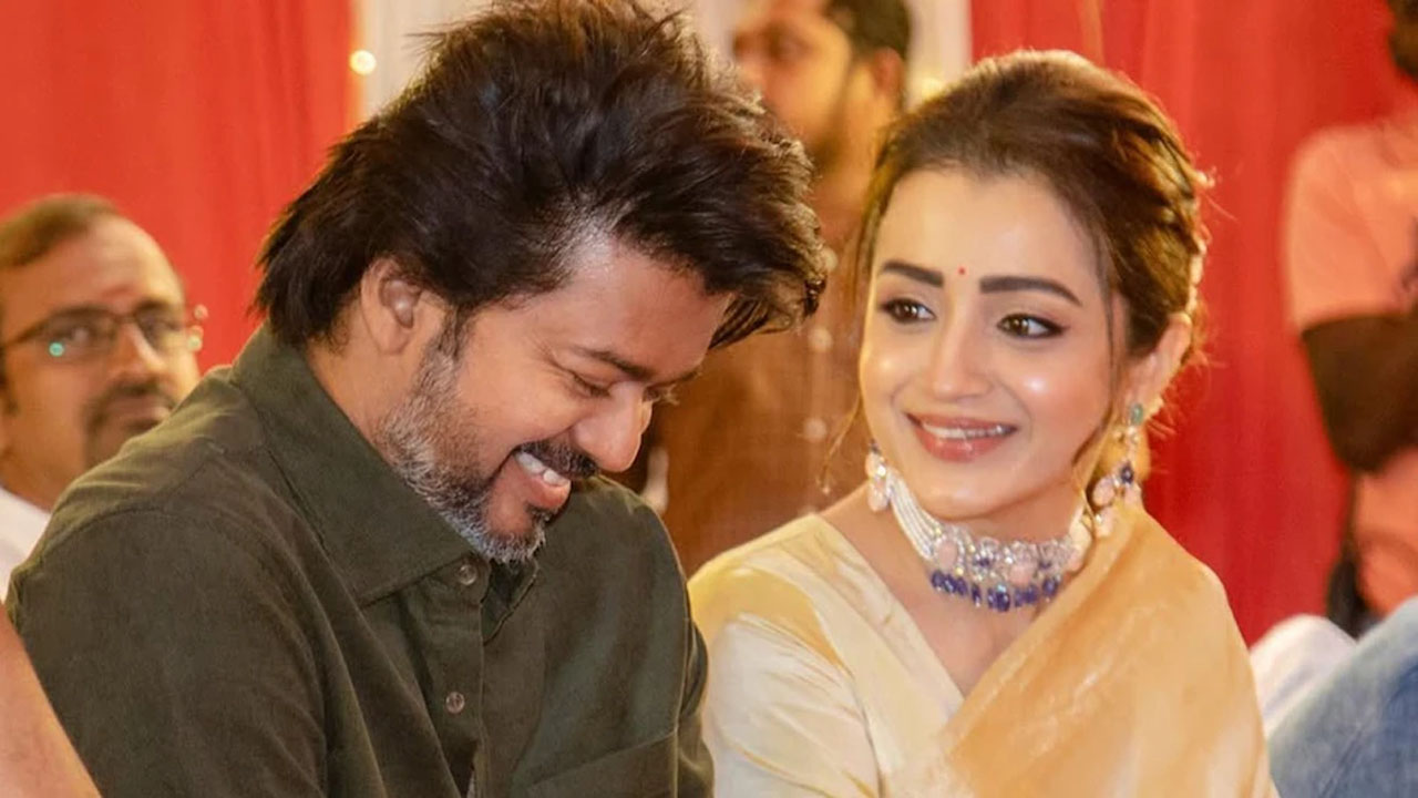 Trisha Krishnan: సీఎం విజయ్ గురించి అభిమాని అడిగిన ప్రశ్నకు త్రిష ఎలా సిగ్గు పడిందో చూడండి..(వీడియో)